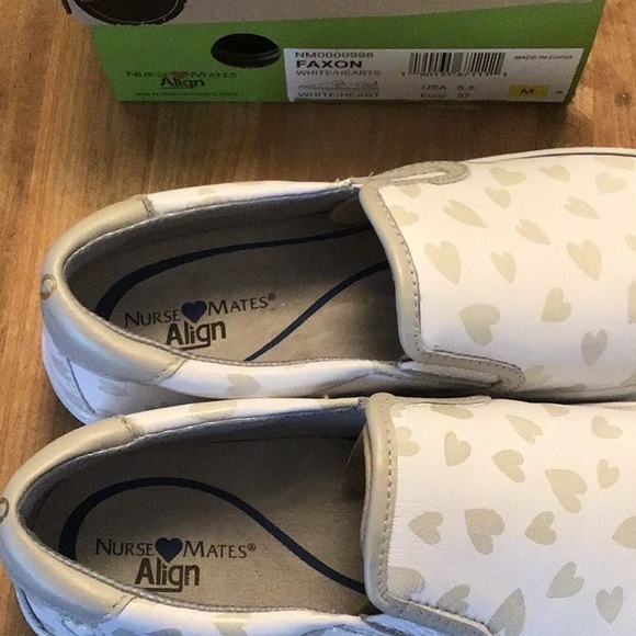 Nurse Mates Align Faxon White/hearts Slip-On Shoes 37/ 6.5 M NWT?NWB - Picture 2 of 7